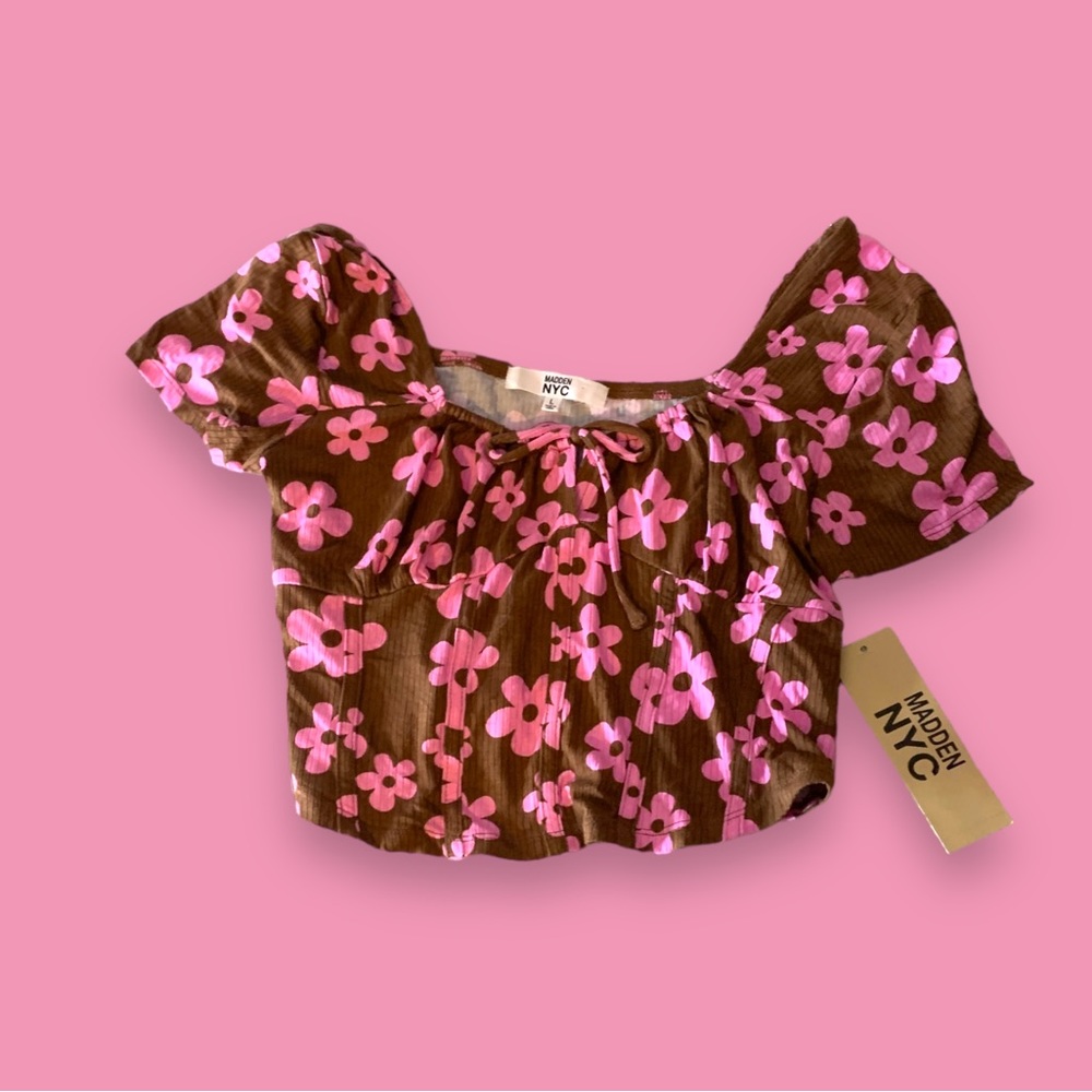 Madden NYC
New with tag NWT
Floral top
Size Large